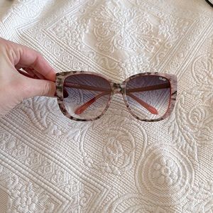 Quay Sunglasses - marbled design, grey smoke lenses